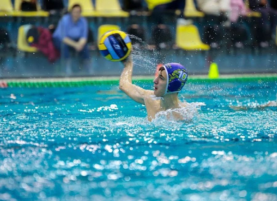 Incident grav în bazinul de la Brașov: „L-au lovit pe copil în apă cu pumnii și picioarele, l-au băgat cu capul la fund să-l înece” + Reacția clubului: „Tendențios!”