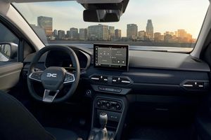 Noul model Dacia restilizat a ajuns în premieră în Franța, dar a primit o lovitură: „Pe ușa din spate”