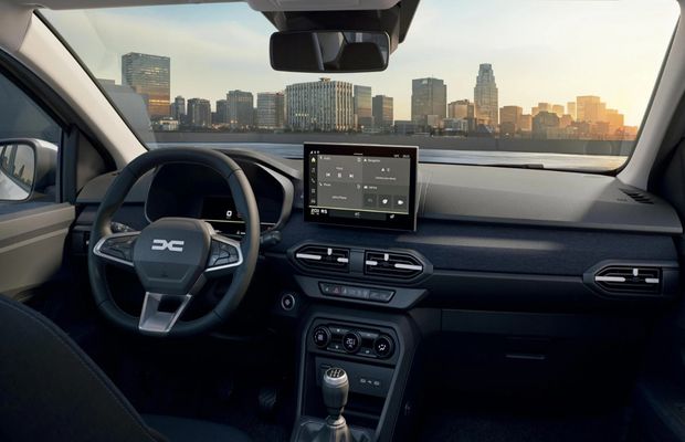 Noul model Dacia restilizat a ajuns în premieră în Franța, dar a primit o lovitură: „Pe ușa din spate”