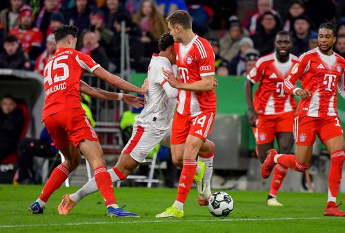 Faultul munchenezului Stanisic (nr. 44) asupra lui Nusa (în alb) se produce în fața liniei careului mare / Foto: Imago