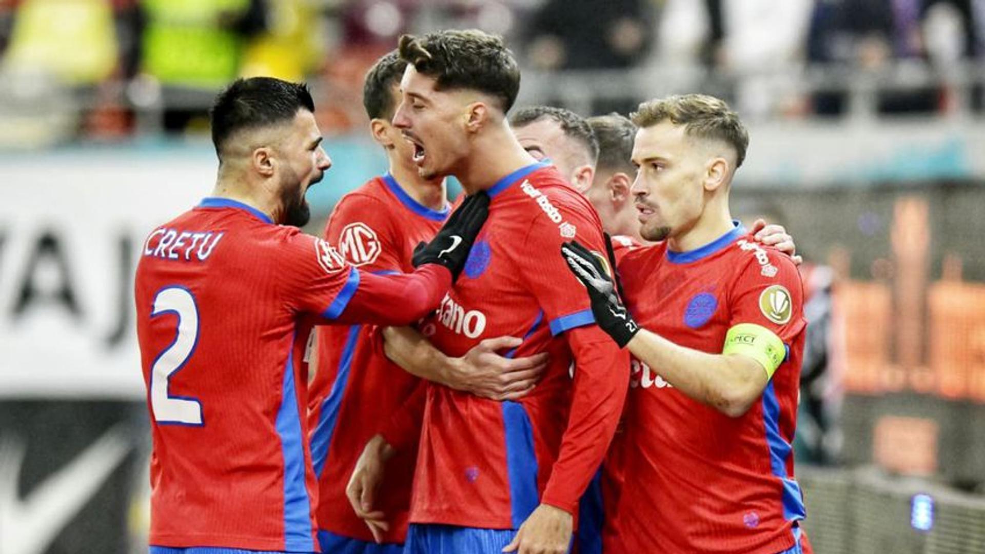 Jucători din U Craiova și FCSB în duel intens pe teren în meciul decisiv din Cupa României, cu spectatori în tribune. | sursa foto: Gazeta Sporturilor