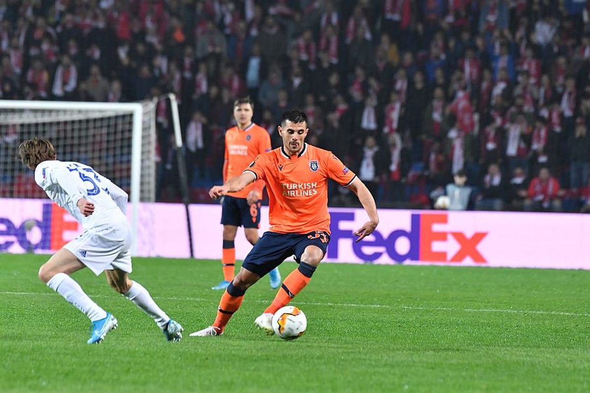 FOTO Entuziasm sau inconștiență? Imaginiile serii vin din Turcia: Fanii lui Bașakșehir au luat cu asalt arena, în ciuda pandemiei de coronavirus