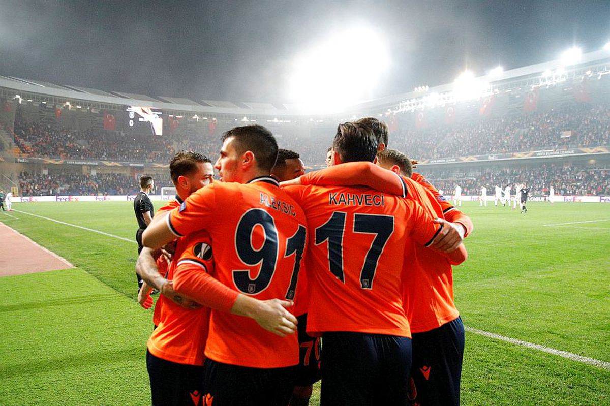 FOTO Entuziasm sau inconștiență? Imaginiile serii vin din Turcia: Fanii lui Bașakșehir au luat cu asalt arena, în ciuda pandemiei de coronavirus