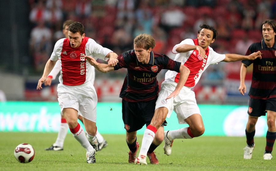 August 2007. George Ogăraru și Thomas Vermaelen încearcă să-l blocheze pe Hleb într-un amical Ajax - Arsenal. Sursă: GettyImages. EXCLUSIV De ce nu mai cumpără Ajax din Liga 1 » Negocierea haiducească purtată de Gigi Becali: „Olandezii i-au spus că e ultima dată când fac afaceri împreună”
