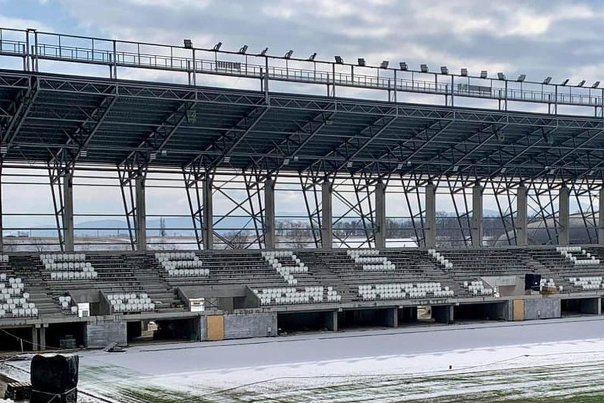 FOTO Noul stadion al lui Sepsi prinde contur » A început montarea scaunelor