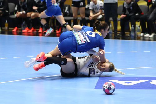 Dueluri tari între jucătoarele celor două echipe. Aici Asma Elghaoui versus Andrea Klikovac FOTO Marius Ionescu
