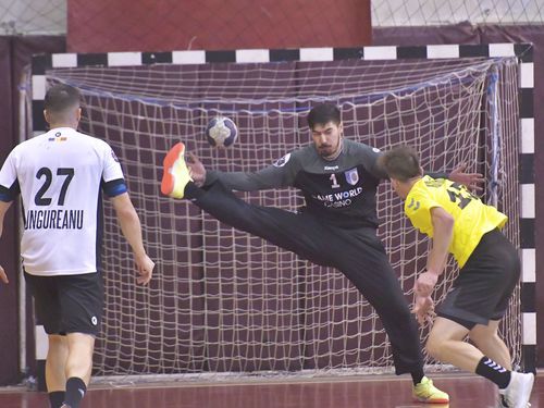 Alexandru Bucătaru apărând o aruncare de la 7 metri într-un meci cu Minaur Baia Mare în noiembrie trecut 
Foto: sportpictures