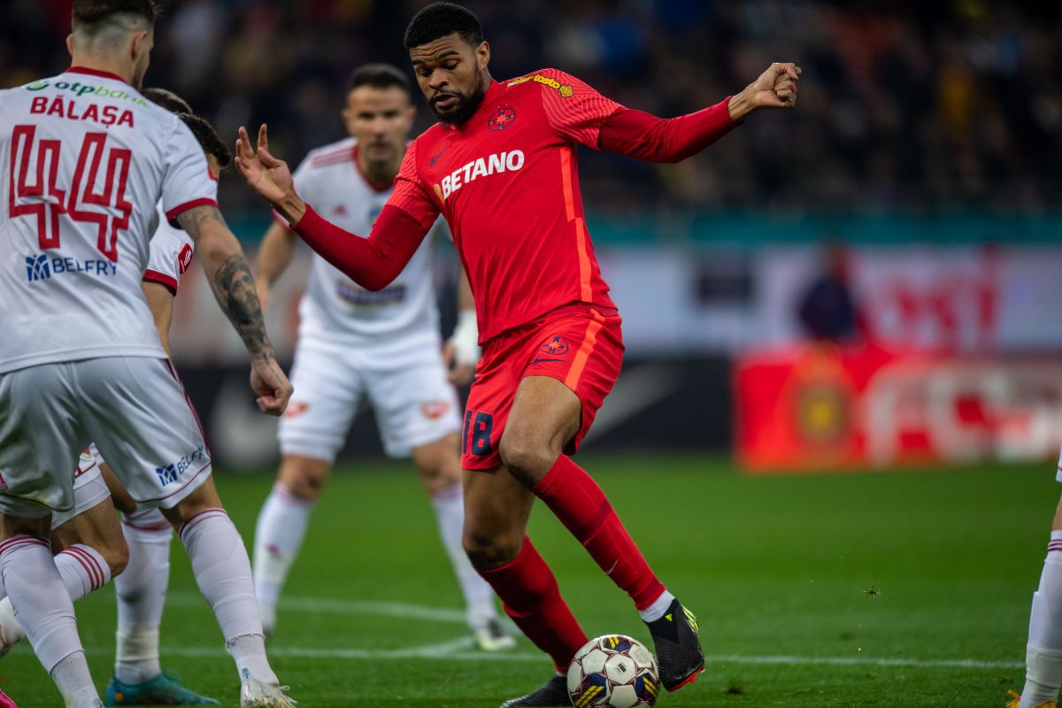 Jucătorii de la FCSB au intrat pe teren cu un banner » Ce reprezintă mesajul arătat înainte de meciul cu Sepsi