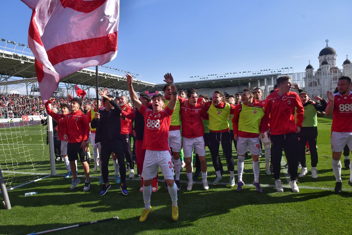 Bucuria fanilor și jucătorilor lui Dinamo după calificarea în play-off // FOTO: Cristi Preda
