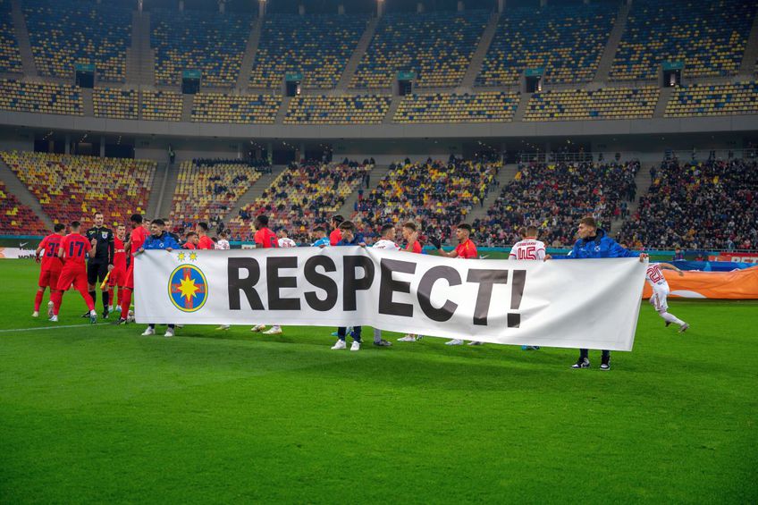 FCSB - Sepsi, în etapa #30 din Superliga. La intrarea pe teren, jucătorii echipei gazdă au afișat un banner pe care a scris „respect”/ foto Raed Krishan (GSP)