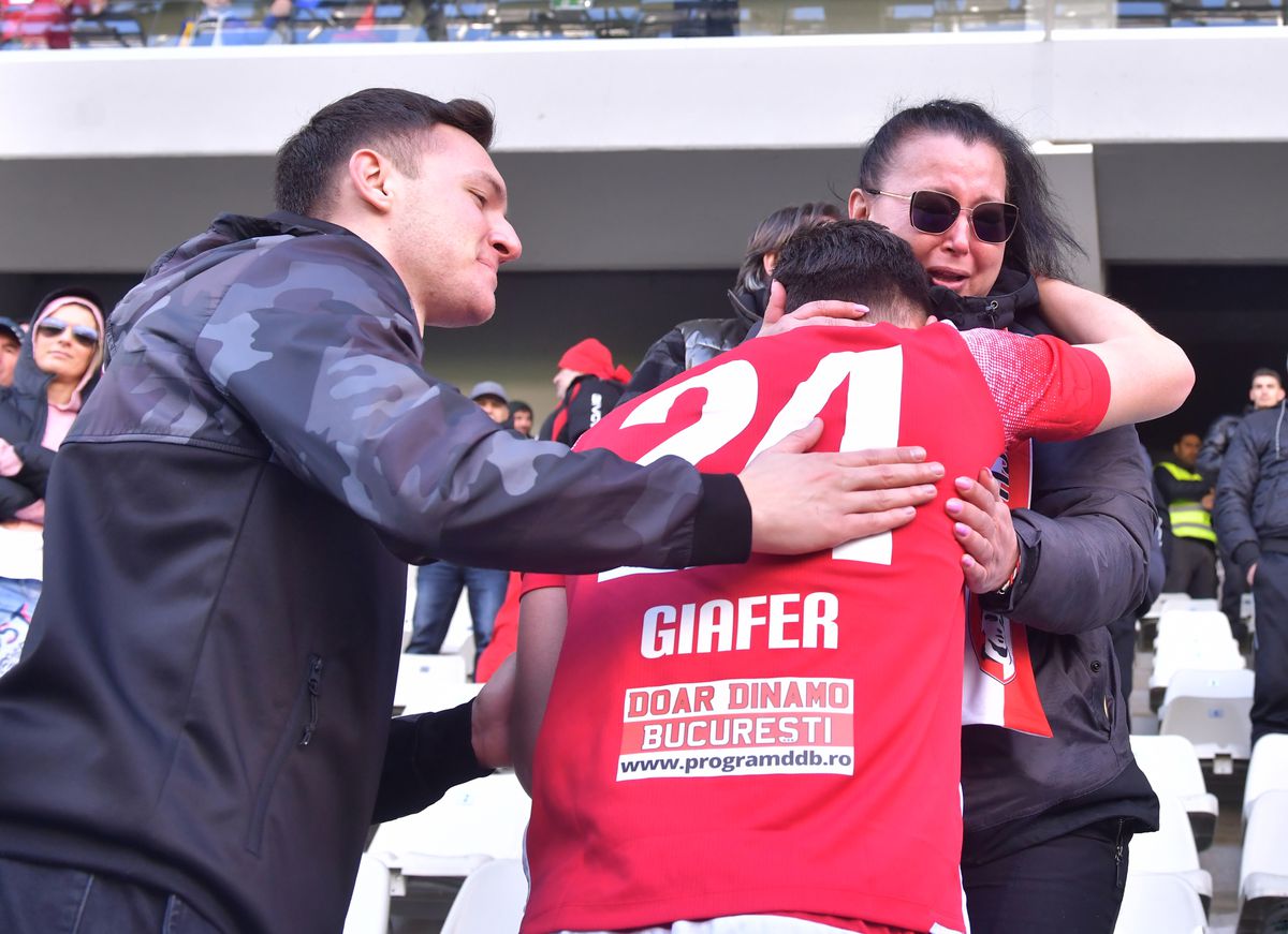 Bucuria fanilor și jucătorilor lui Dinamo după calificarea în play-off // FOTO: Cristi Preda