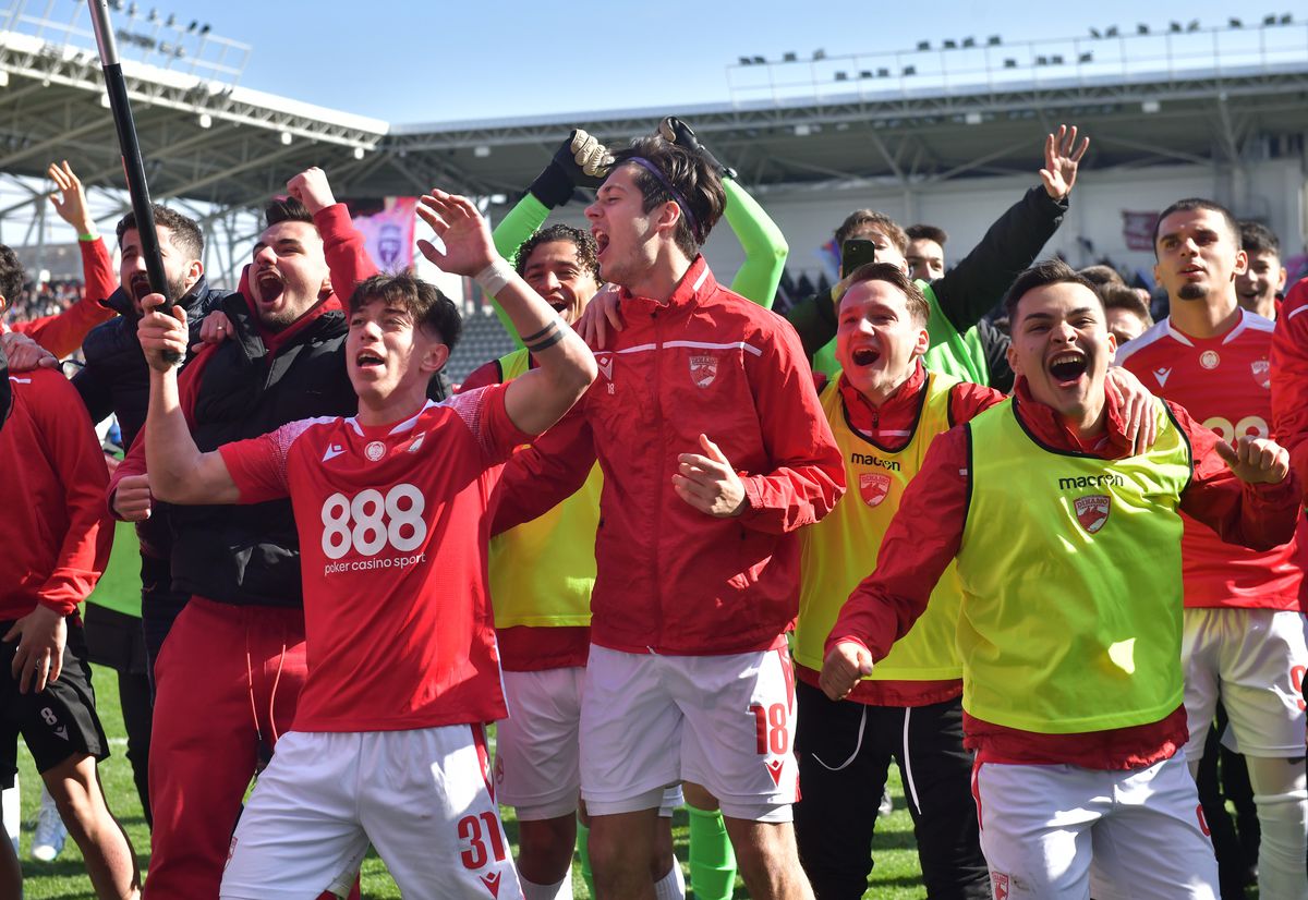Bucuria fanilor și jucătorilor lui Dinamo după calificarea în play-off // FOTO: Cristi Preda