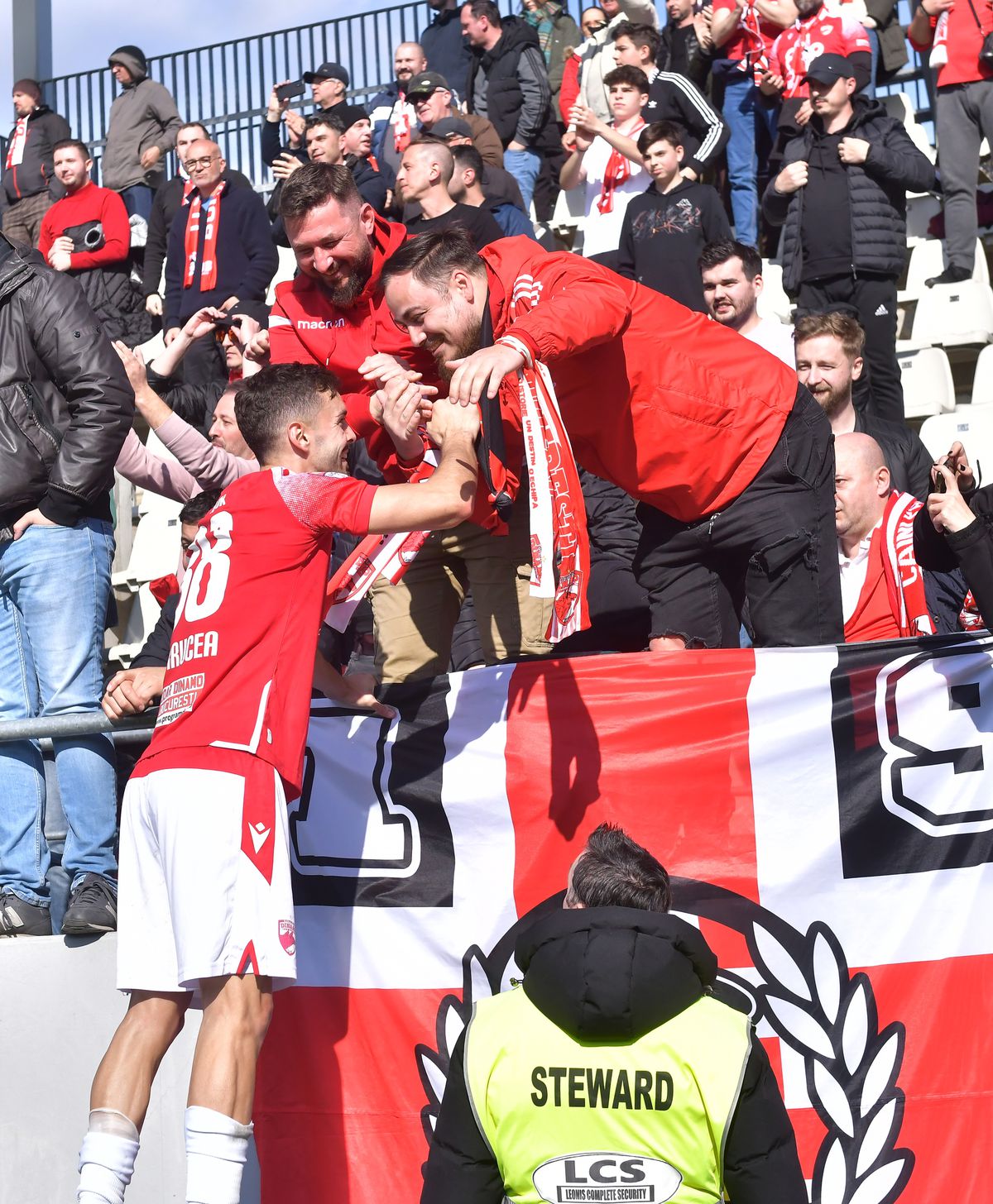 Bucuria fanilor și jucătorilor lui Dinamo după calificarea în play-off // FOTO: Cristi Preda