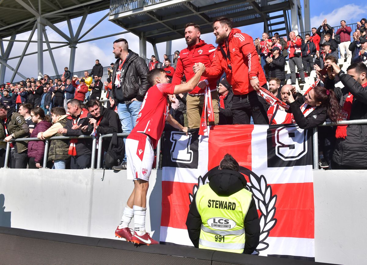 Bucuria fanilor și jucătorilor lui Dinamo după calificarea în play-off // FOTO: Cristi Preda