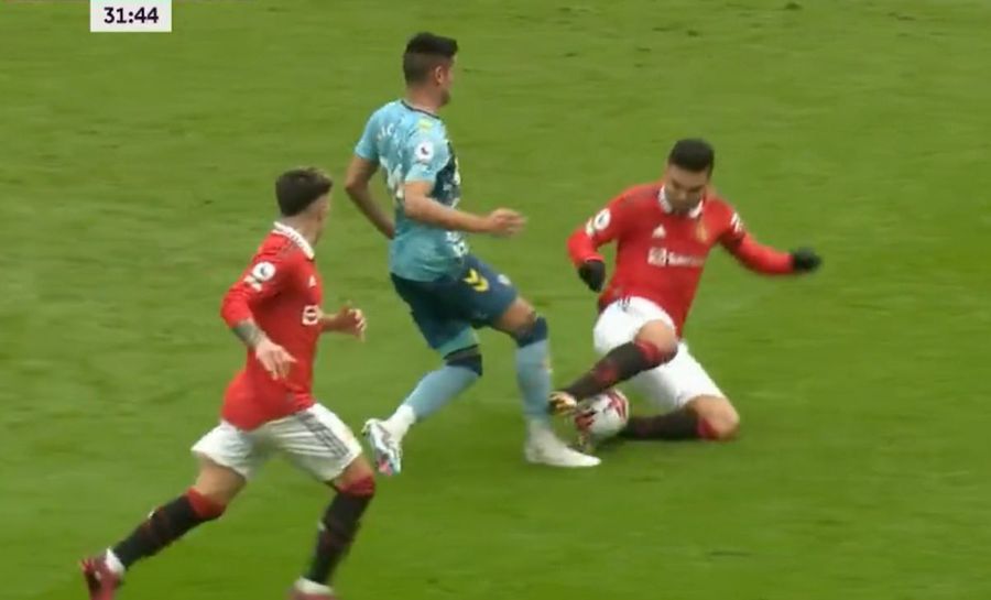 Faultul pentru care Casemiro a fost eliminat în Manchetser United - Southampton / Foto: Captură Twitter Pierdere importantă pentru Manchester United » Casemiro se va alege cu o suspendare imensă!