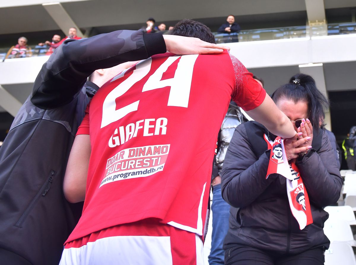 Bucuria fanilor și jucătorilor lui Dinamo după calificarea în play-off // FOTO: Cristi Preda