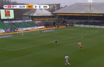 Situație ciudată în Anglia » Portarul a luat mingea în brațe în afara careului, dar nu a fost eliminat! Adversarii au luat foc