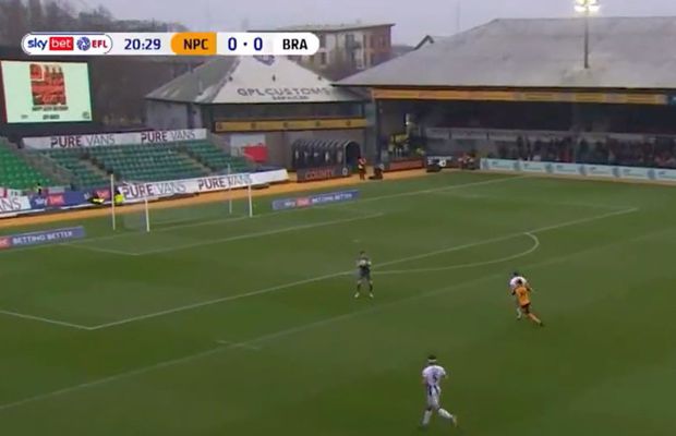 Situație ciudată în Anglia » Portarul a luat mingea în brațe în afara careului, dar nu a fost eliminat! Adversarii au luat foc