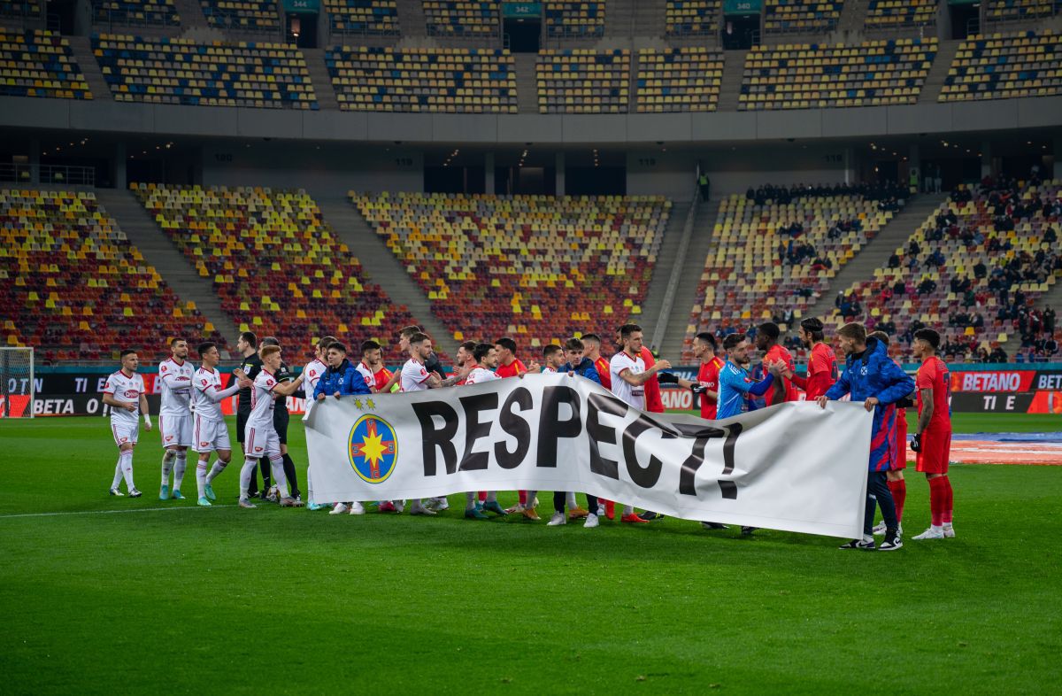 Jucătorii de la FCSB au intrat pe teren cu un banner » Ce reprezintă mesajul arătat înainte de meciul cu Sepsi