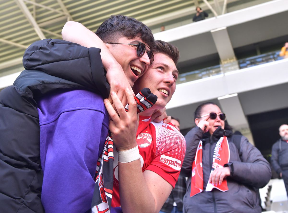 Bucuria fanilor și jucătorilor lui Dinamo după calificarea în play-off // FOTO: Cristi Preda
