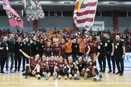 CS Rapid a câștigat cu Măgura Cisnădie, scor 36-26, la debutul antrenorului Kim Rasmussen/ foto: Facebook @Handbal Rapid
