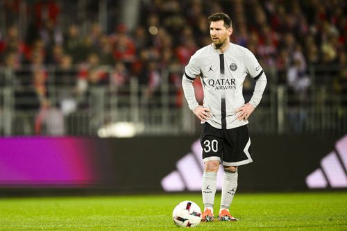 Lionel Messi (35 de ani), fotbalistul argentinian al campioanei Franței, PSG, a bifat o bornă impresionantă în meciul câștigat la limită de parizieni, scor 2-1, pe terenul lui Brest, în runda cu numărul 27 din Ligue 1. 
Foto: Imago