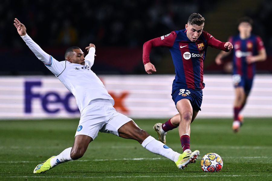 Fermin Lopez, talonat de Juan Jesus, a deschis scorul pe Montjuic / Foto: Imago Unde joacă Barcelona meciul cu Valencia? » Camp Nou n-are autorizație, iar Montjuic este ocupat de un concert!