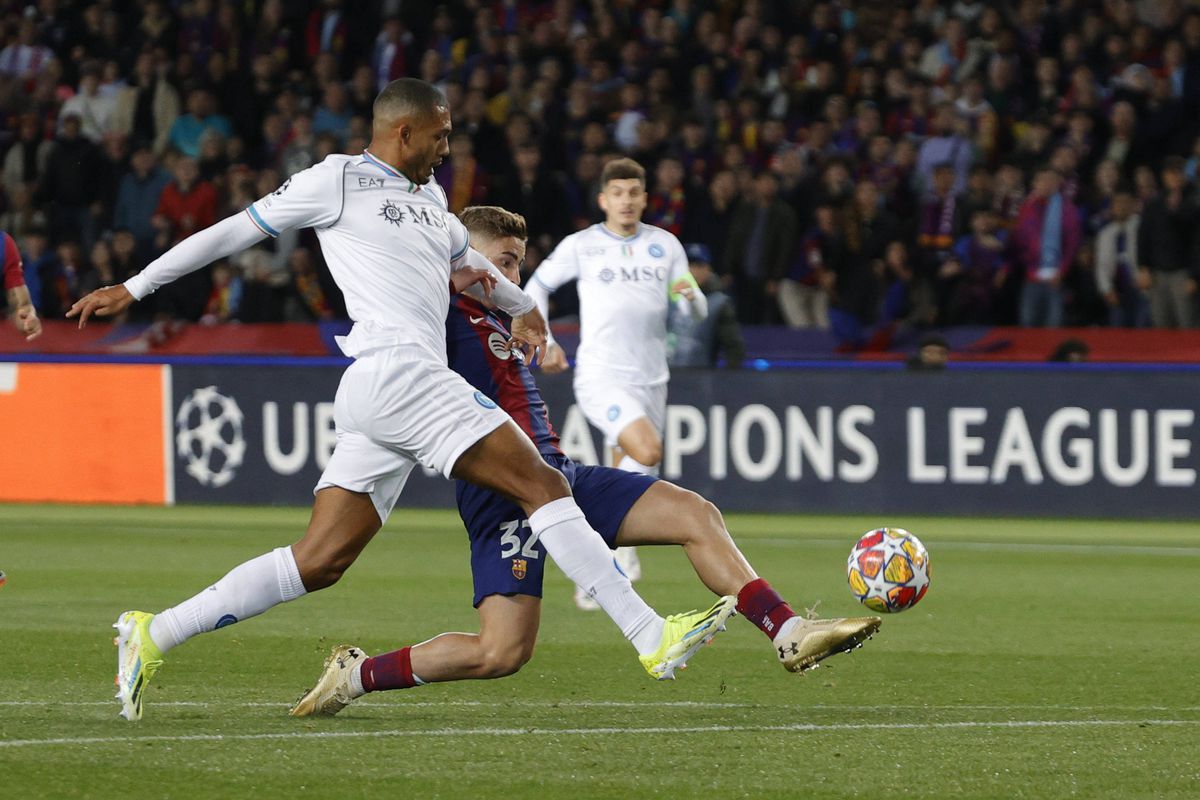 Luat la palme » Cum a fost primit în vestiar puștiul-minune de 17 ani care „l-a băgat în buzunar” pe Osimhen