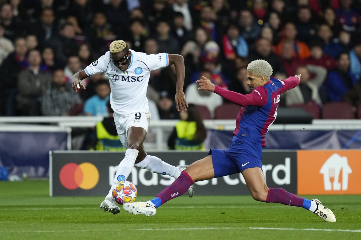 Luat la palme » Cum a fost primit în vestiar puștiul-minune de 17 ani care „l-a băgat în buzunar” pe Osimhen