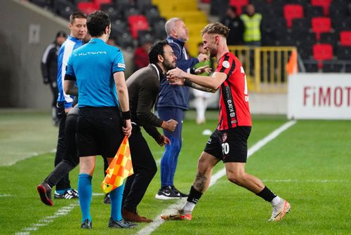 Denis Drăguș, îmbrățișându-l pe Selcuk Inan, noul antrenor al lui Gaziantep, după 2-0 cu Beșiktaș Foto: Twitter Gaziantep