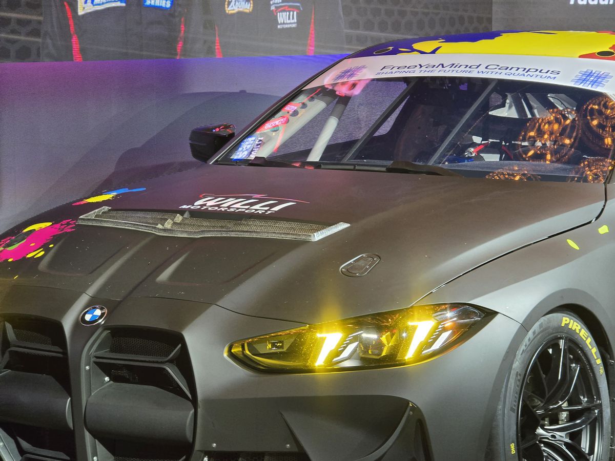 Prima echipă complet românească din GT4 și-a prezentat mașina pentru 2025 într-un club din București » Cum arată modelul BMW M4 GT4 EVO