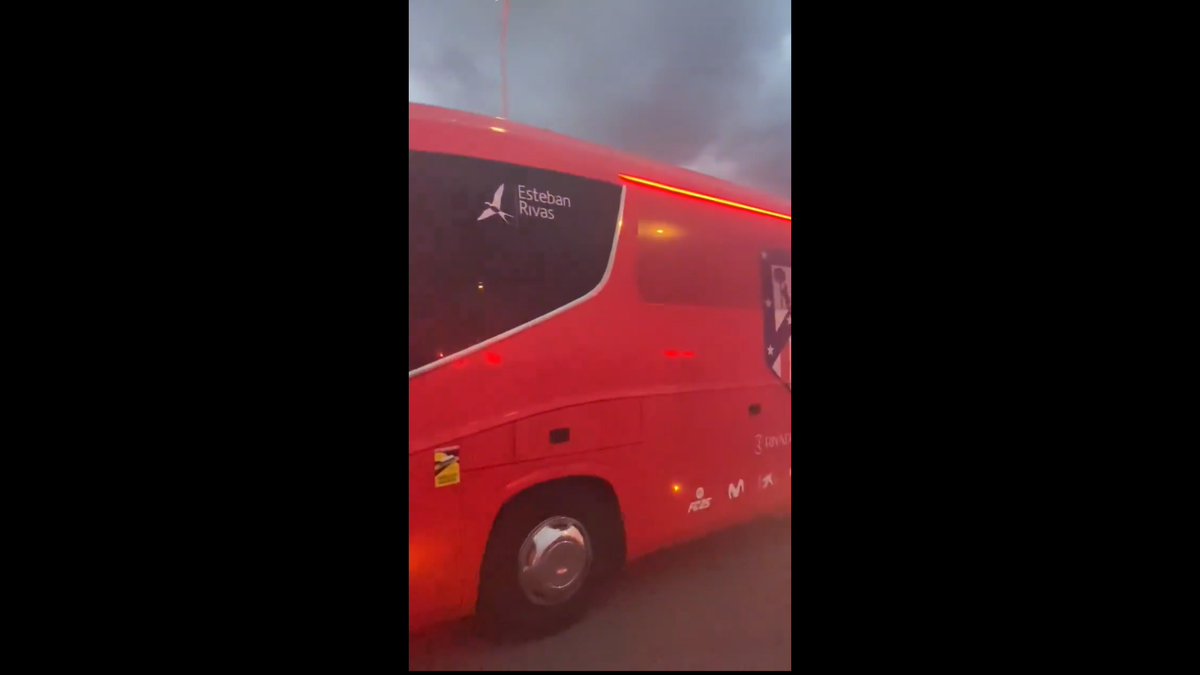 Imagini senzaționale la Madrid » Jucătorii de la Atletico au fost escortați de forțele de ordine, printre mii de fani