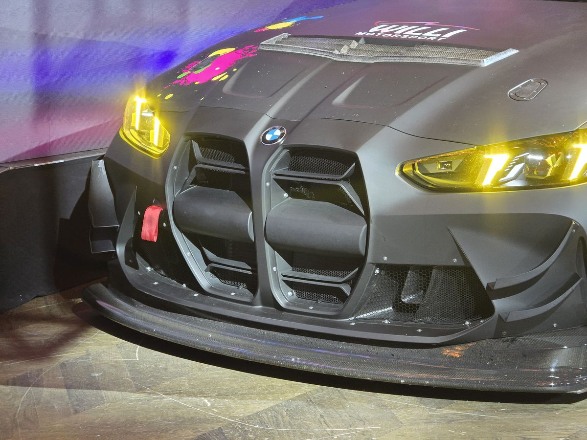 Prima echipă complet românească din GT4 și-a prezentat mașina pentru 2025 într-un club din București » Cum arată modelul BMW M4 GT4 EVO