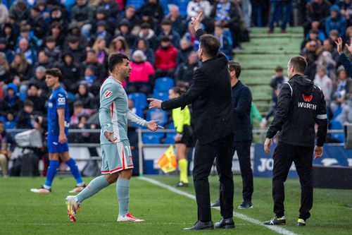 Angel Correa este eliminat, sub privirile uimite ale antrenorului Diego Simeone, în minutul 88 al partidei Getafe - Atletico 2-1 / Foto: Imago