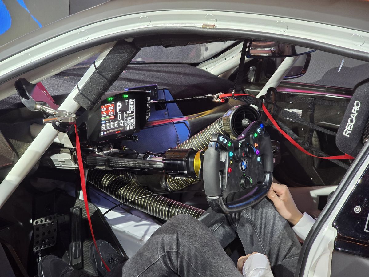 Prima echipă complet românească din GT4 și-a prezentat mașina pentru 2025 într-un club din București » Cum arată modelul BMW M4 GT4 EVO