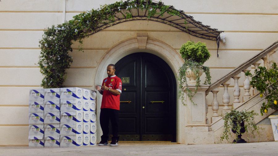 Salutări în stil italian: Peroni Nastro Azzurro 0.0% începe cel de-al doilea an al parteneriatului global cu Scuderia Ferrari HP