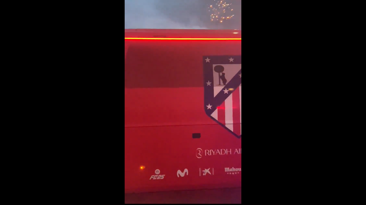 Imagini senzaționale la Madrid » Jucătorii de la Atletico au fost escortați de forțele de ordine, printre mii de fani