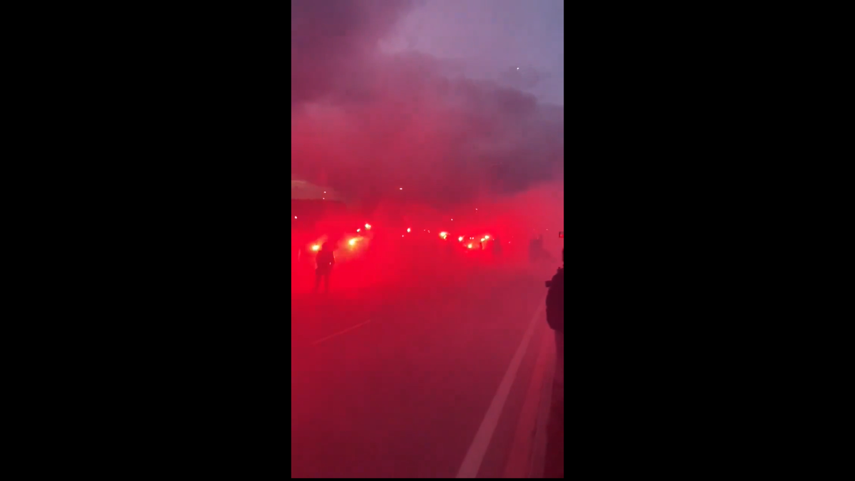 Imagini senzaționale la Madrid » Jucătorii de la Atletico au fost escortați de forțele de ordine, printre mii de fani