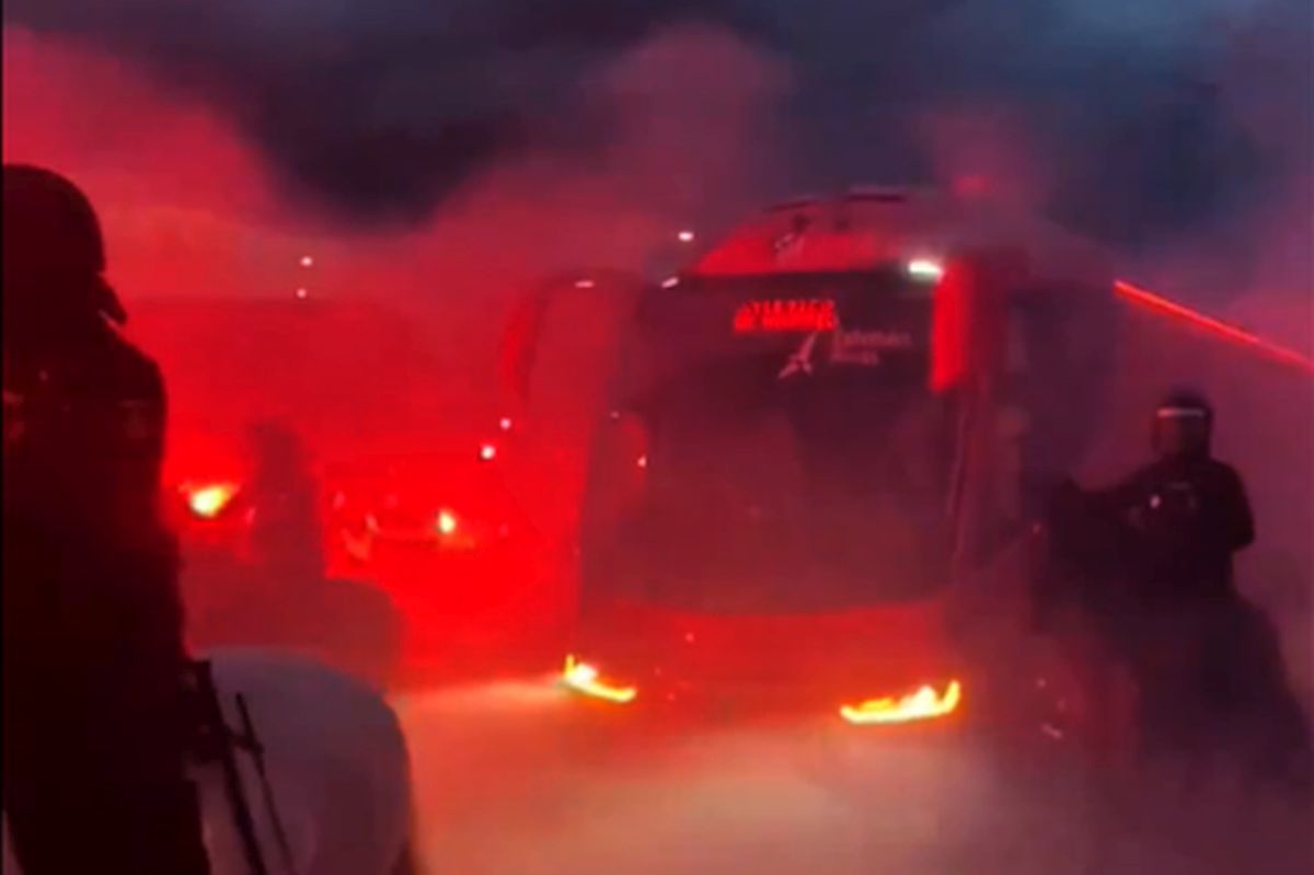 Imagini senzaționale la Madrid » Jucătorii de la Atletico au fost escortați de forțele de ordine, printre mii de fani