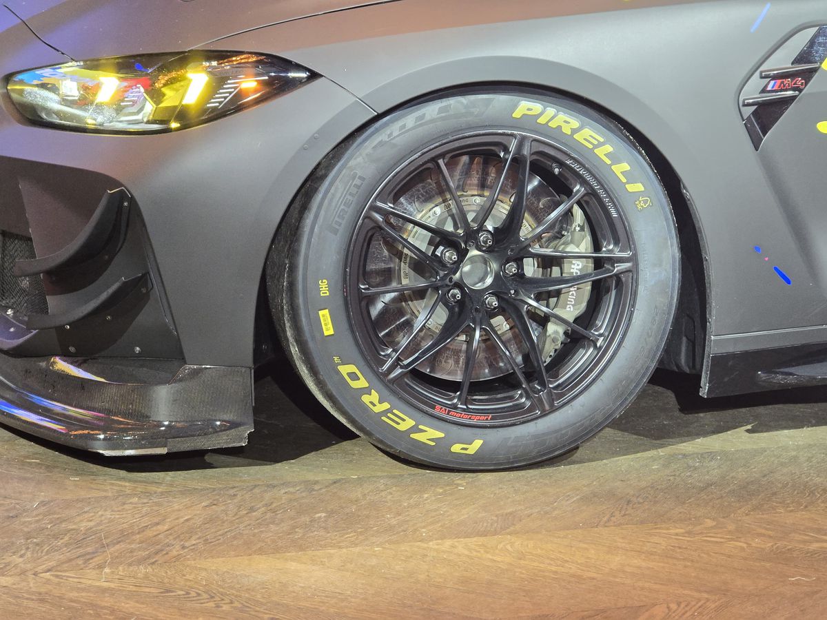 Prima echipă complet românească din GT4 și-a prezentat mașina pentru 2025 într-un club din București » Cum arată modelul BMW M4 GT4 EVO