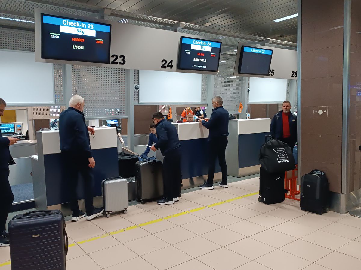 A rămas la București! FCSB a decolat spre Lyon fără titularul anunțat de Becali » MM Stoica l-a luat tare: „Ce faci, mă, dormi în seara asta?!”