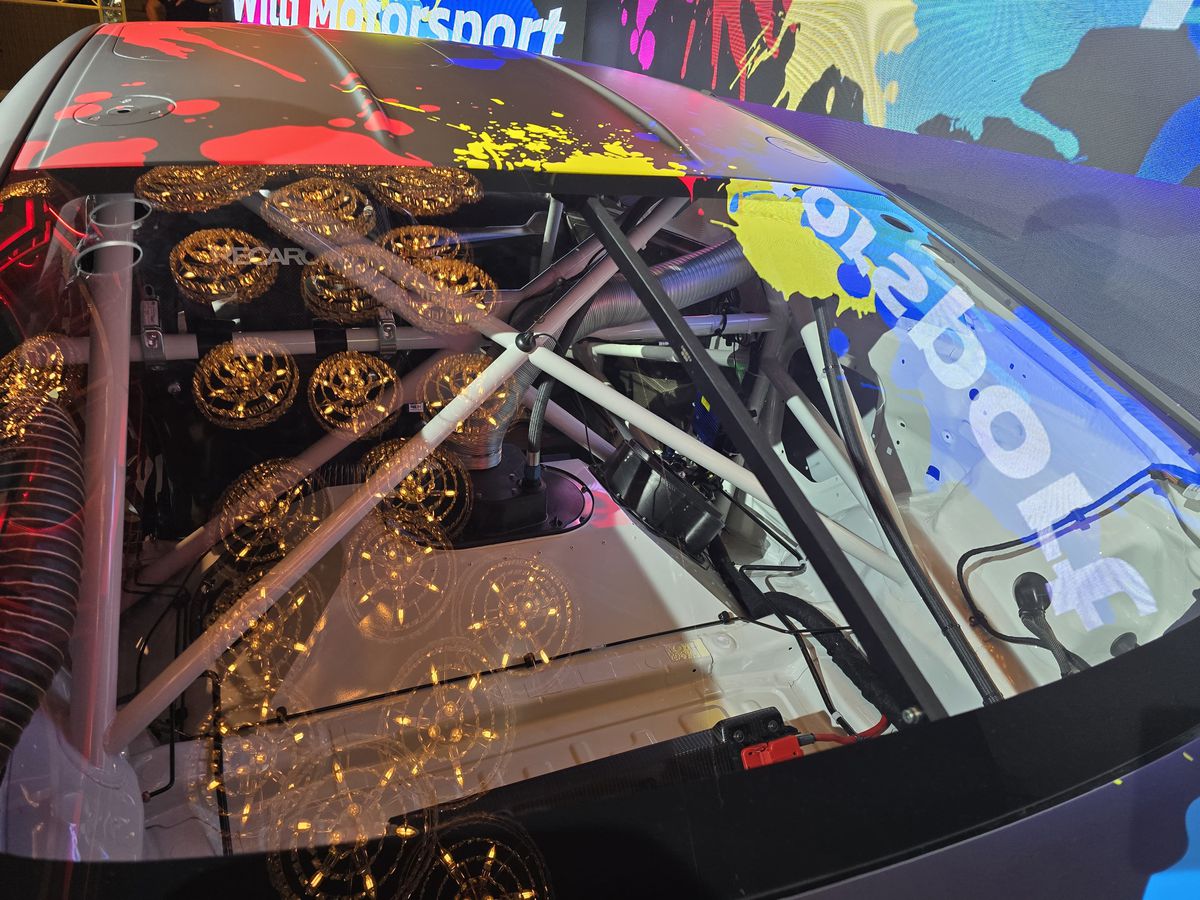 Prima echipă complet românească din GT4 și-a prezentat mașina pentru 2025 într-un club din București » Cum arată modelul BMW M4 GT4 EVO