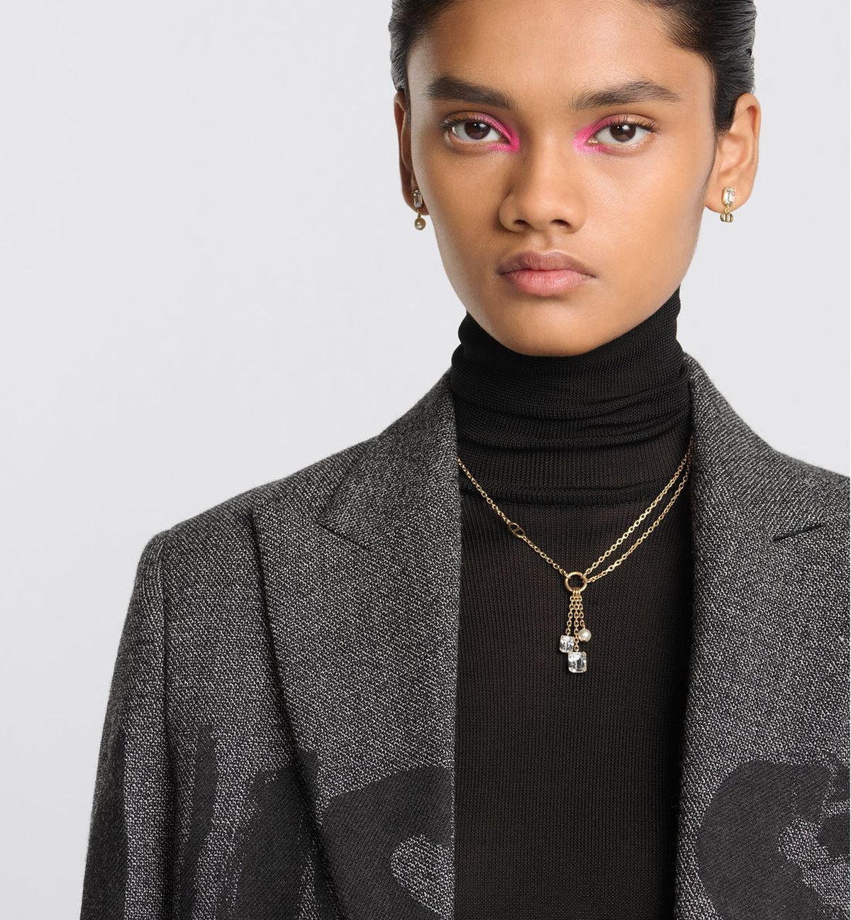 Prezență extravagantă la Palatul Cotroceni » A venit în fața președintelui României cu un sacou de 5.000 de euro