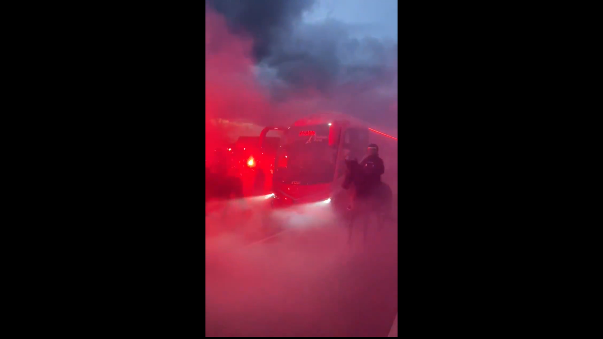 Imagini senzaționale la Madrid » Jucătorii de la Atletico au fost escortați de forțele de ordine, printre mii de fani