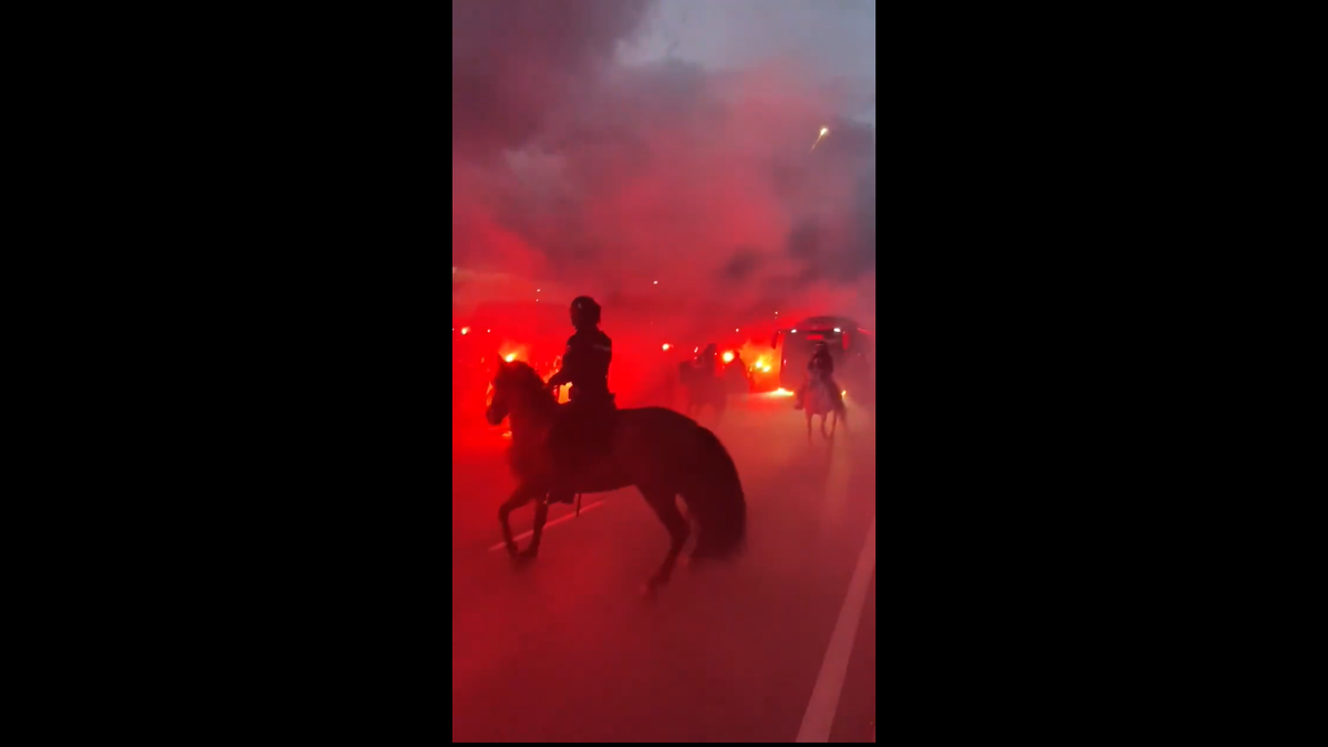 Imagini senzaționale la Madrid » Jucătorii de la Atletico au fost escortați de forțele de ordine, printre mii de fani