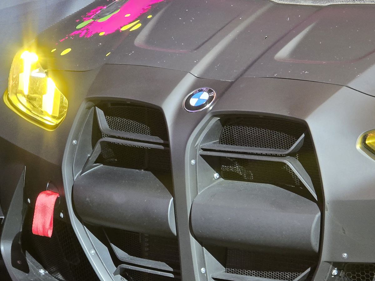 Prima echipă complet românească din GT4 și-a prezentat mașina pentru 2025 într-un club din București » Cum arată modelul BMW M4 GT4 EVO