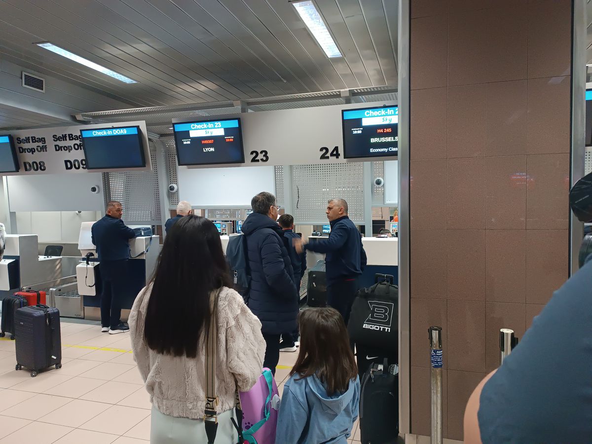 A rămas la București! FCSB a decolat spre Lyon fără titularul anunțat de Becali » MM Stoica l-a luat tare: „Ce faci, mă, dormi în seara asta?!”