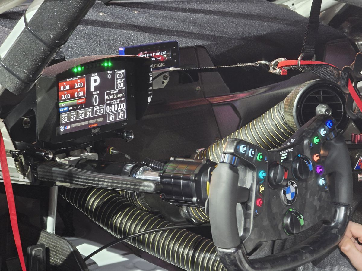 Prima echipă complet românească din GT4 și-a prezentat mașina pentru 2025 într-un club din București » Cum arată modelul BMW M4 GT4 EVO