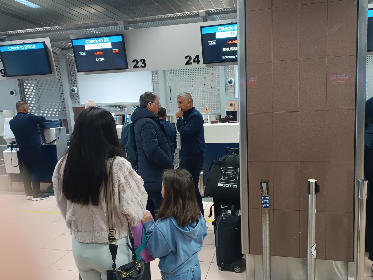 A rămas la București! FCSB a decolat spre Lyon fără titularul anunțat de Becali » MM Stoica l-a luat tare: „Ce faci, mă, dormi în seara asta?!”