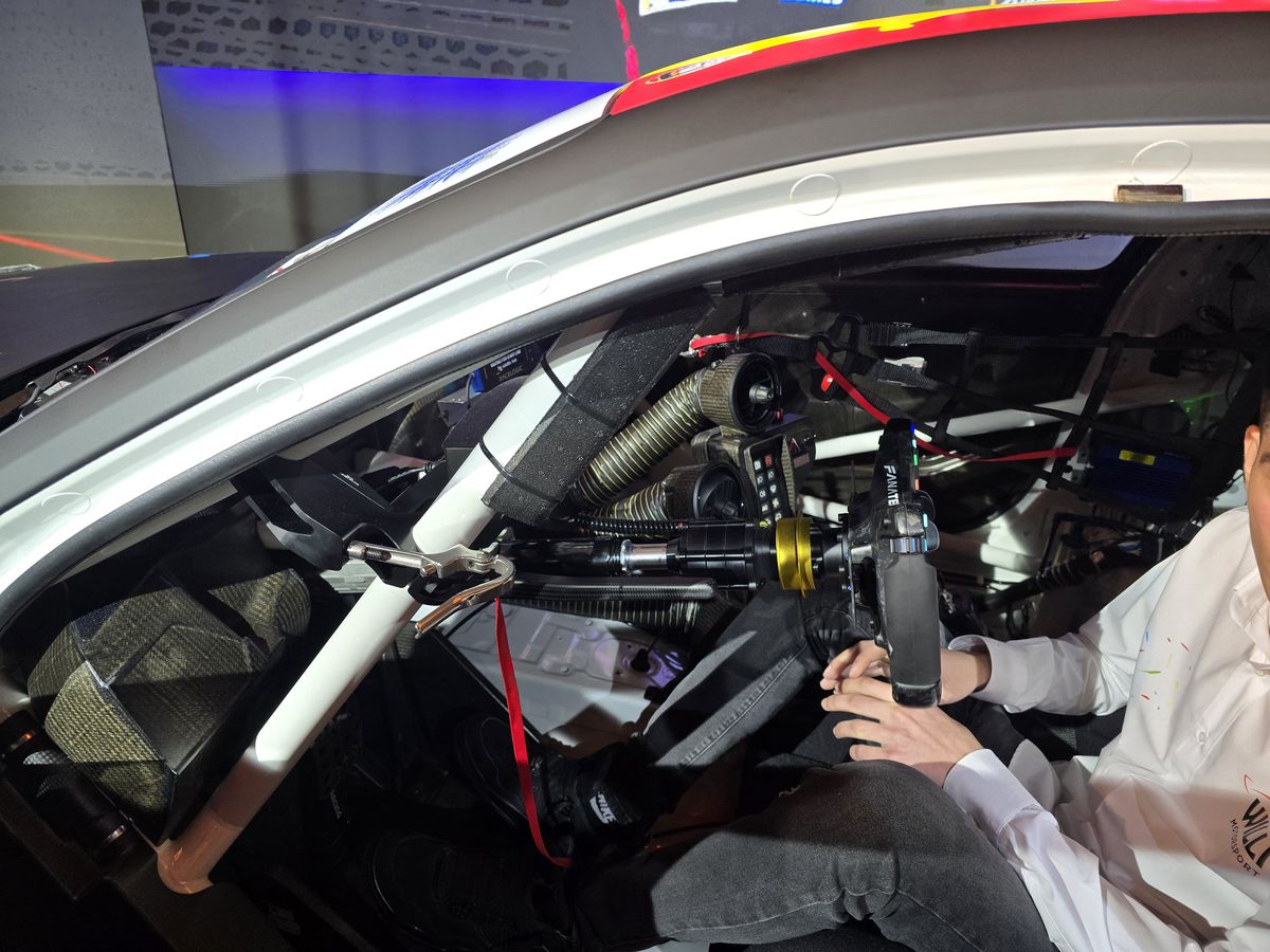 Prima echipă complet românească din GT4 și-a prezentat mașina pentru 2025 într-un club din București » Cum arată modelul BMW M4 GT4 EVO